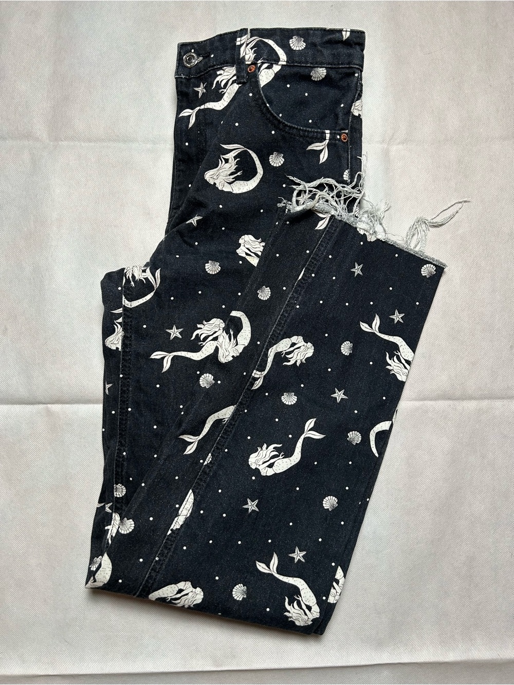 Zara black and white mermaid pattern raw hem denim pants size 6